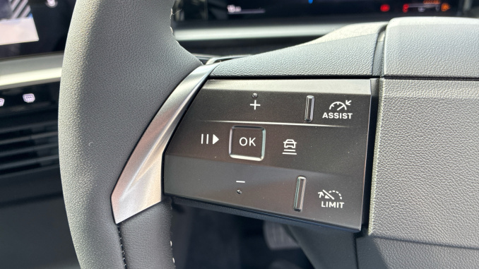 Vauxhall Grandland 1.2 Hybrid 145 Griffin 5dr e-DCT6 Petrol Hatchback - Image 29